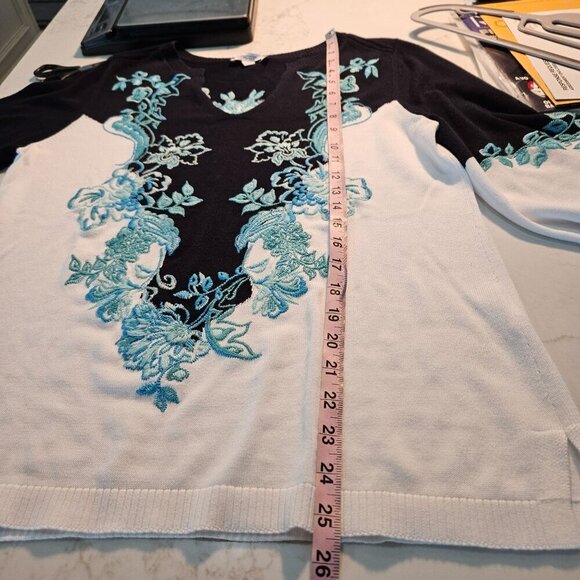 Chico's Sweater Top Tunic Medium Embroidered Pullover Kurta Blue White Floral - Picture 10 of 10